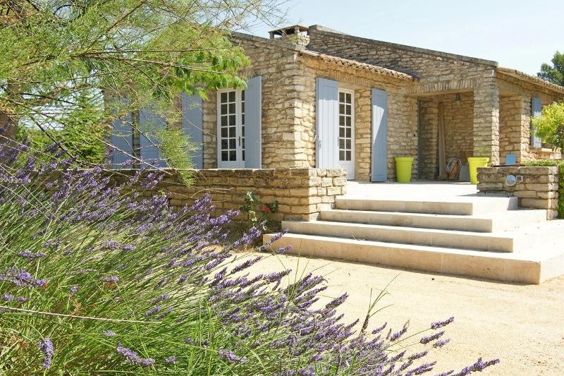 Proche Luberon, jolie villa en pierres rénovée en 2007 à l'orée d'un village perché